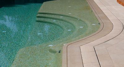 Ochoz bazénu - řešení oblých hran u schodů do bazénu - keramická dlažba VINTAGE BONE