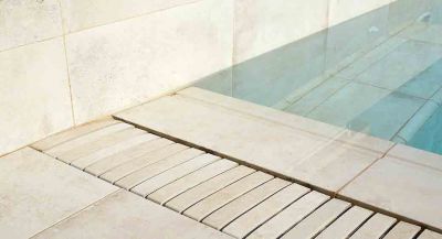 Ochoz bazénu - keramická dlažba BOHEME - detail řešení keramické přelivné hrany a keramického roštu 