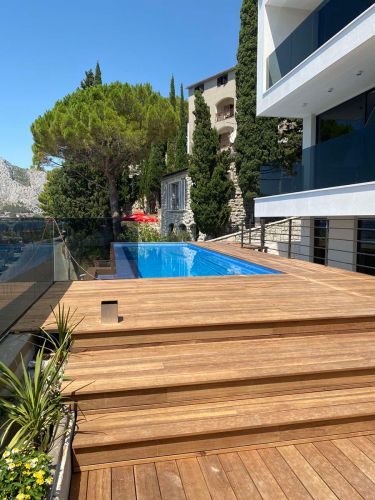 Bazén v Omiši v Chorvatsku - mozaika Capri Hisbalit