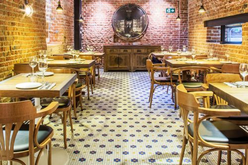Dekorace z mozaiky na podlahu v restauraci