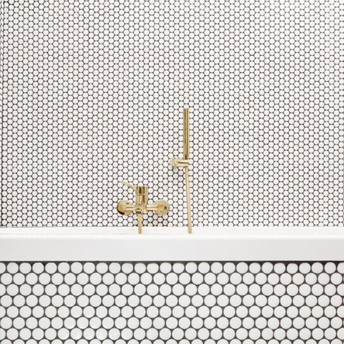 Bílá mozaika kolečka v koupelně