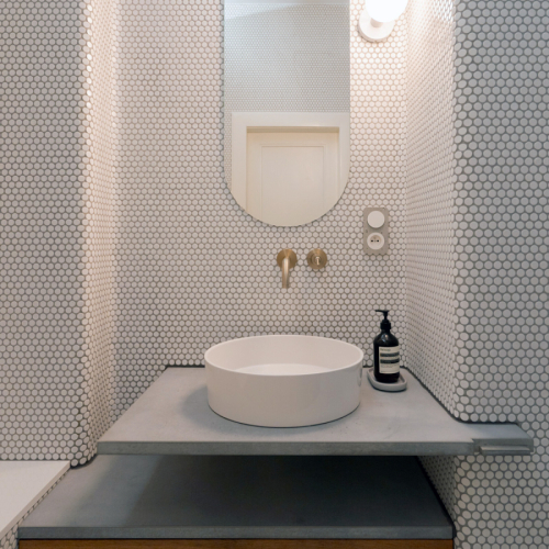 Bílá mozaika kolečka v koupelně