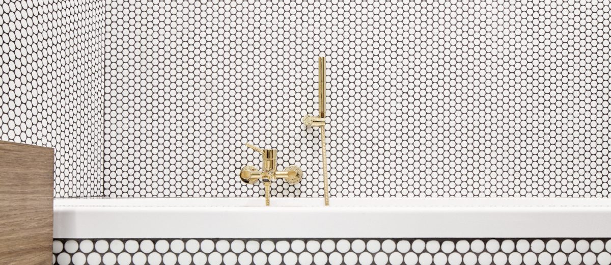 Formafatal: bílá koupelna s mozaikou kolečka